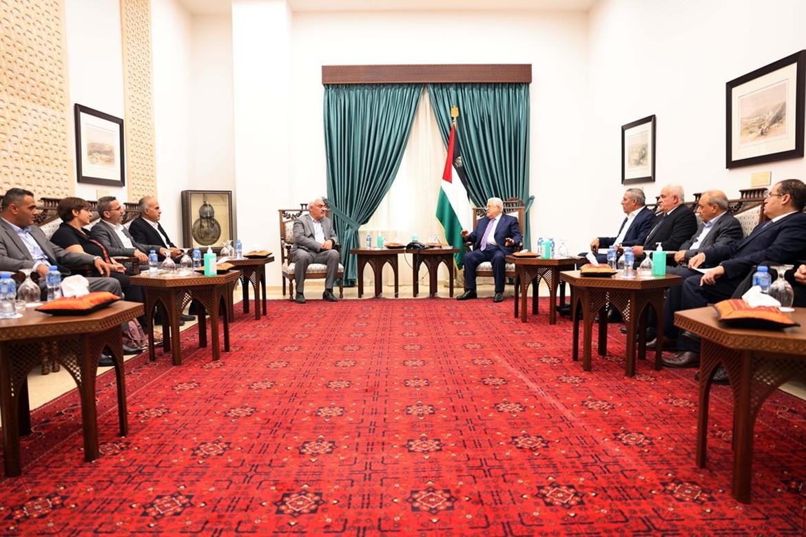 الرئيس محمود عباس خلال استقباله وفداً من ممثلي مؤسسات المجتمع المدني في مقر الرئاسة برام الله