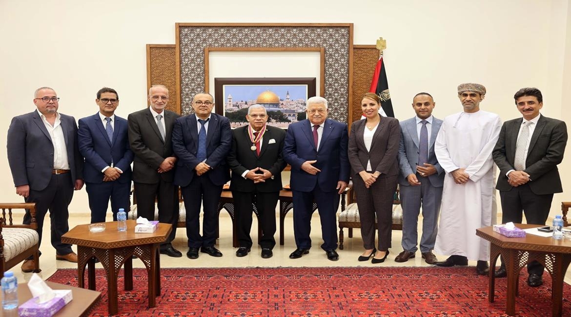 الرئيس خلال استقباله رئيس اتحاد الناشرين العرب محمد رشاد ومدراء دور النشر والمعارض العربية