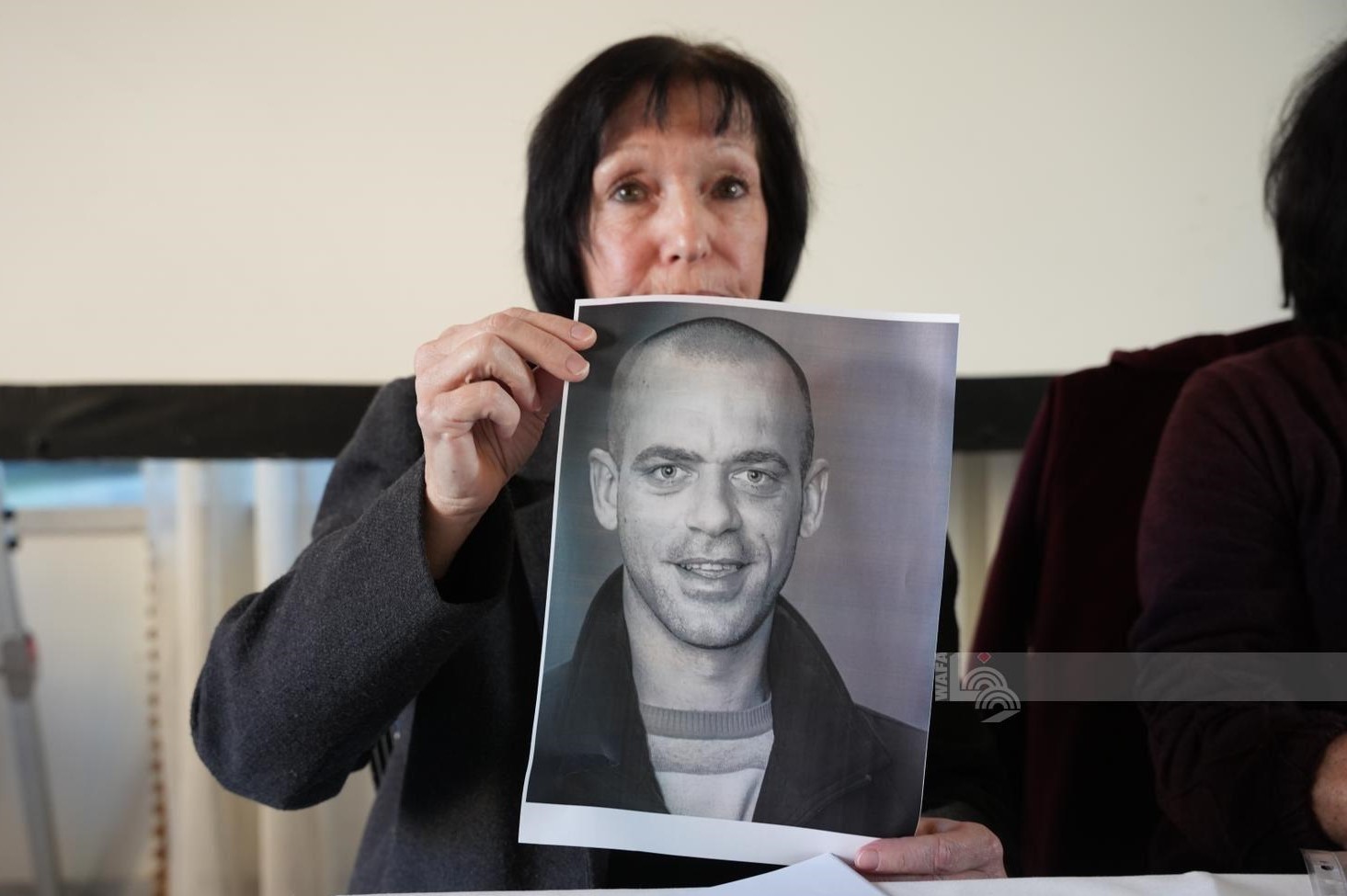 والدة المعتقل المقدسي صلاح الحموري ترفع صورته خلال المؤتمر الصحفي في القدس