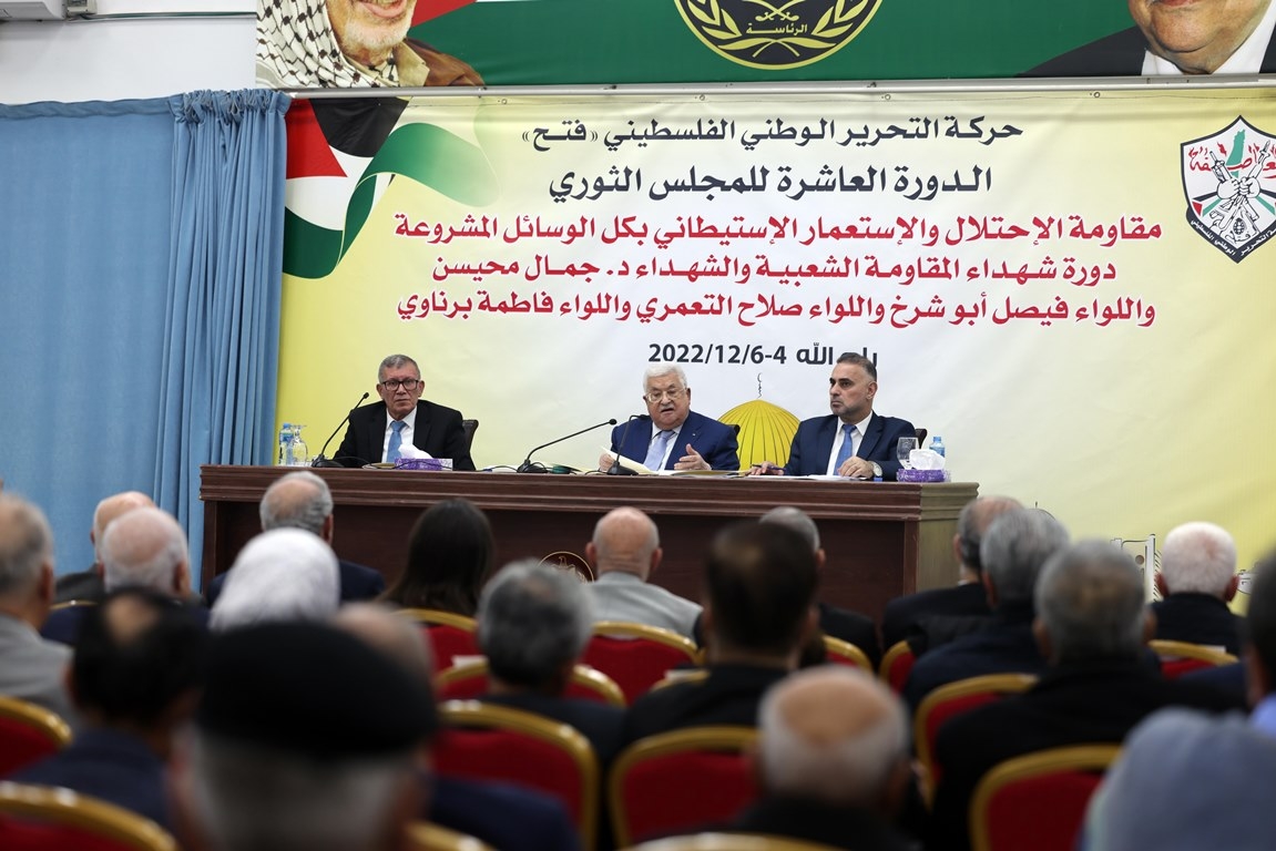 الرئيس خلال ترؤسه اجتماع المجلس الثوري لحركة "فتح"