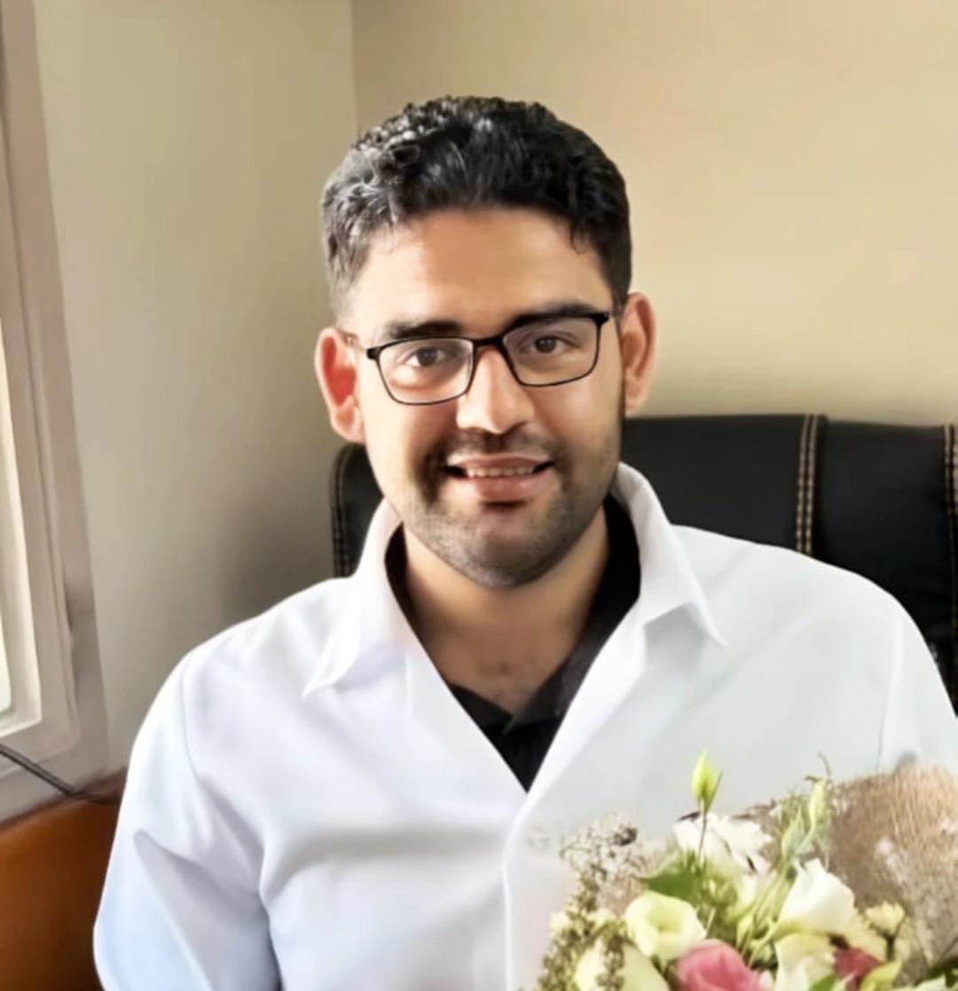 الدكتور معين أحمد برغوث طبيب الأسنان والخبير في الصحة العامة والتثقيف المجتمعي