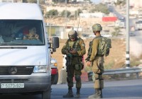 الاحتلال ينصب حاجزا عسكريا قرب قرية النبي صالح ويعيق حركة المواطنين