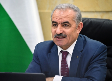 اشتية يعرب عن صدمته من إطلاق جنود الاحتلال كلبا متوحشا لينهش جسد الشاب معلا قبل اعتقاله