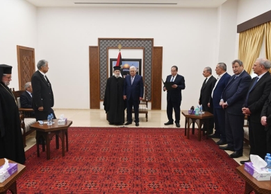 الرئيس يمنح المناضل الوطني الأب قسطنطين قرمش نجمة القدس من وسام القدس