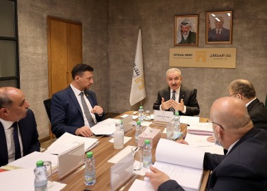 رئيس الوزراء يترأس الاجتماع الأول لمجلس إدارة بنك الاستقلال للاستثمار والتنمية