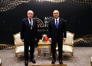 الوزير المالكي يطلع نظيره التركي على آخر المستجدات السياسية والاعتداءات الإسرائيلية