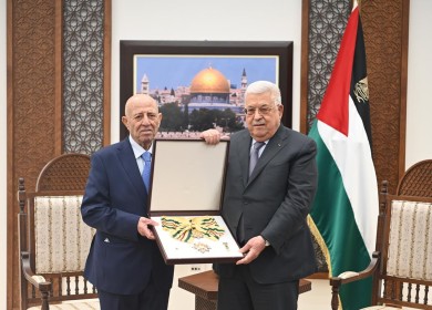 الرئيس يقلد القائد الوطني أحمد قريع وسام نجمة الشرف من الدرجة العليا