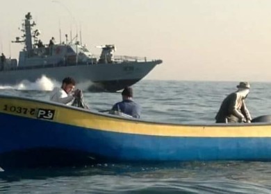 زوارق الاحتلال تحاصر 3 قوارب صيد في بحر رفح