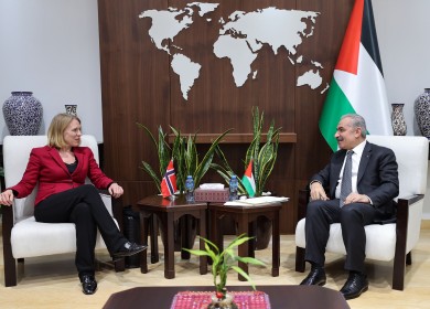 اشتية يؤكد أهمية خلق أفق سياسي جاد وتطبيق القانون الدولي فيما يتعلق بفلسطين