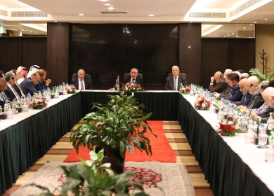 رئيس الوزراء يلتقي رجال أعمال فلسطينيين في قطر