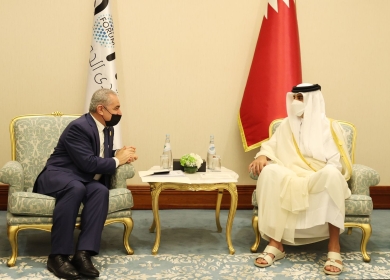 اشتية يطلع أمير قطر على التحديات السياسية والاقتصادية