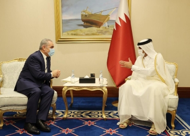 رئيس الوزراء يطلع نظيره القطري على آخر المستجدات وانتهاكات الاحتلال