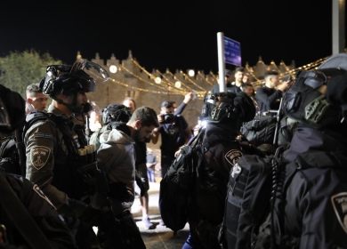 تواصل انتهاكات الاحتلال: إصابات واعتقالات واعتداءات على المزارعين والصيادين واقتحام للأقصى