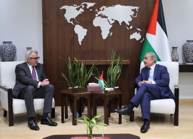 اشتية يبحث مع وينسلاند آخر التطورات وتأثير الأحداث الجارية في العالم على فلسطين