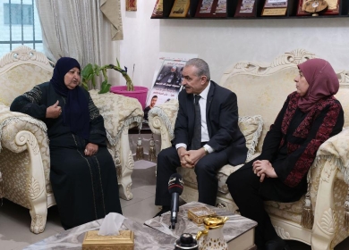 اشتية يشارك المناضلة أم ناصر أبو حميد الإفطار: قضية الاسرى ستبقى على سلم أولويات القيادة والحكومة