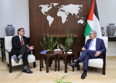 رئيس الوزراء يستقبل ممثل التشيك الجديد لدى فلسطين