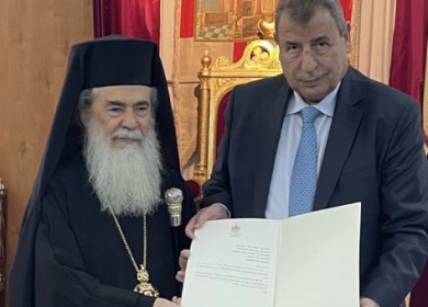 نيابة عن الرئيس: رمزي خوري يهنئ البطريرك ثيوفيلوس بالأعياد المجيدة