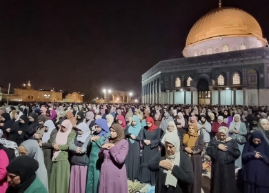 أكثر من 100 ألف مصلٍ يؤدون صلاتي العشاء والتراويح بالمسجد الأقصى المبارك