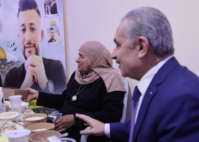 اشتية يشارك عائلة الشهيد محمد اسحق حميد مائدة الإفطار في بلدة بيت عنان