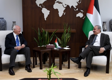 اشتية يبحث مع موراتينوس آخر التطورات ومستجدات الأوضاع في فلسطين