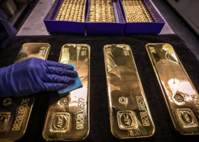 الذهب في طريقه لأول ارتفاع في 5 أسابيع مع تراجع قوة الدولار