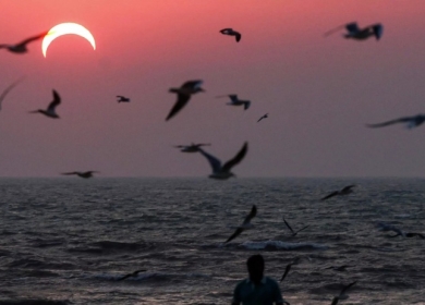 العالم يشهد ظاهرة القمر الأسود مع نهاية شهر رمضان