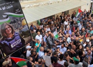 رغم القمع والقيود: الآلاف يشيعون جثمان الزميلة أبو عاقلة إلى مثواه الأخير في القدس