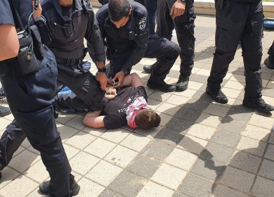 الشرطة الإسرائيلية تعتقل عددا من الطلبة الفلسطينيين خلال احياء ذكرى النكبة بجامعتي حيفا وتل أبيب