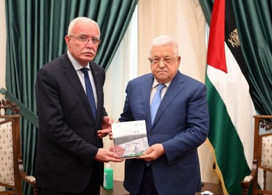 الرئيس يتسلم نسخة من دراسة حول القدرات الفلسطينية في الدول النامية