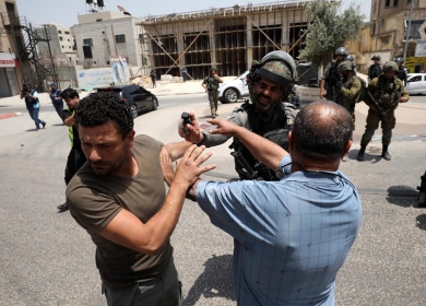 تواصل انتهاكات الاحتلال: شهيد وجرحى واعتقالات وهجمات للمستوطنين والاستيلاء على عمارة سكنية