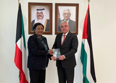 السفير طهبوب يقدم جائزة الرئيس "لدعم الدبلوماسية الأكاديمية" للأستاذة الجامعية هيلة المكيمي