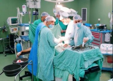 فريق  طبي من قسم المسالك البولية في مستشفى  الاقصى يجري  عملية نوعية  لمريض يعاني من ورم داخل كليته اليسرى 