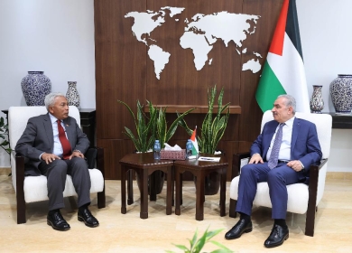 اشتية يستقبل سفير سنغافورة غير المقيم لدى فلسطين