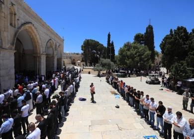 45 ألفا يؤدون صلاة الجمعة في المسجد الأقصى