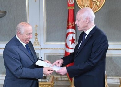 رئيس اللجنة الدستورية في تونس يسلم رئيس البلاد مسودة الدستور الجديد