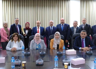 اشتية يهنئ ديوان الموظفين بفوزه بالمركز الأول بجائزة عالمية عن مشروع التوظيف الالكتروني