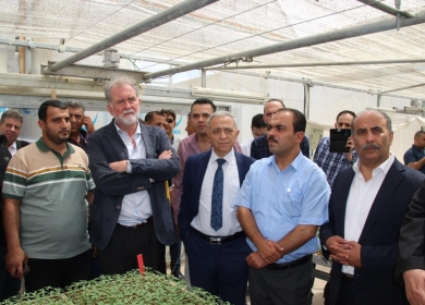 وزير الزراعة وقناصل وممثلو مؤسسات دولية يتفقدون مشاريع العنقود الزراعي في طولكرم
