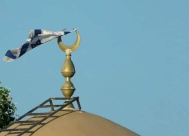 مستوطنون يرفعون أعلاما إسرائيلية فوق مسجد كيسان شرق بيت لحم