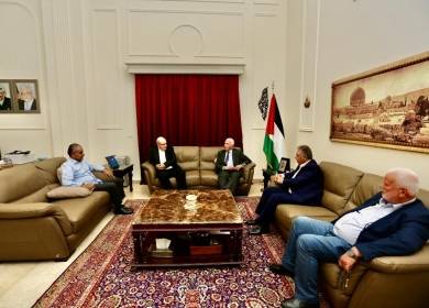 الأحمد وقيادات فلسطينية في لبنان يبحثون الأوضاع في الأراضي الفلسطينية المحتلة