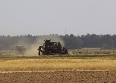 آليات الاحتلال تتوغل شرق غزة وسط أعمال تجريف