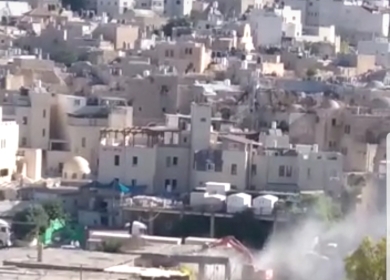 الاحتلال يشرع بعمليات هدم في محيط سوق الخضار المركزي القديم "الحسبة" وسط الخليل