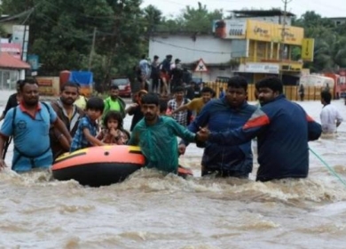 مقتل 16 شخصا في فيضانات اجتاحت كشمير الهندية