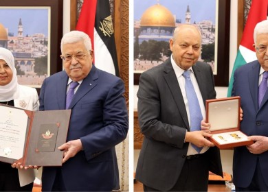 الرئيس يمنح الحاج طارق عثمان وزوجته الحاجة مقبولة عثمان ميدالية الإنجاز
