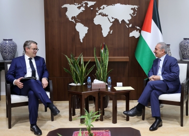اشتية: الدعم المقدم من المجتمع الدولي لفلسطين يواجه بتدمير إسرائيلي ممنهج