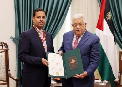 الرئيس يقلد السفير الأردني نجمة القدس بمناسبة انتهاء مهامه