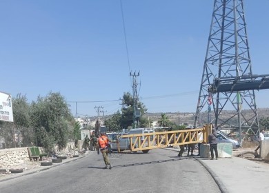 الاحتلال ينصب بوابة حديدية على مدخل حوسان الغربي