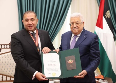 الرئيس يمنح السفير المصري طارق طايل وسام نجمة القدس من وسام القدس