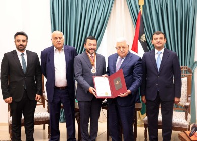 الرئيس يقلد رئيس منتدى التعاون الإسلامي للشباب "نجمة الاستحقاق"