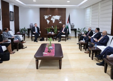 رئيس الوزراء يبحث مع صندوق النقد الوضع المالي وتحضيرات اجتماع المانحين