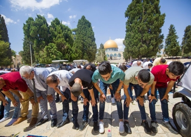 60 ألفا يؤدون صلاة الجمعة في المسجد الأقصى